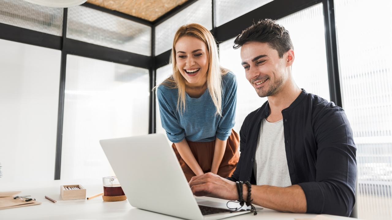 Mobiliário corporativo e saúde mental: espaços que acalmam e conectam